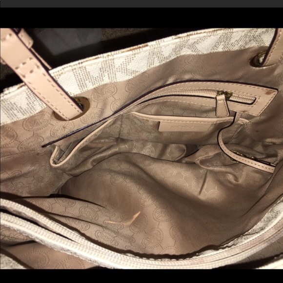Micheal Kors Vanilla shopper - Picture 3 of 3